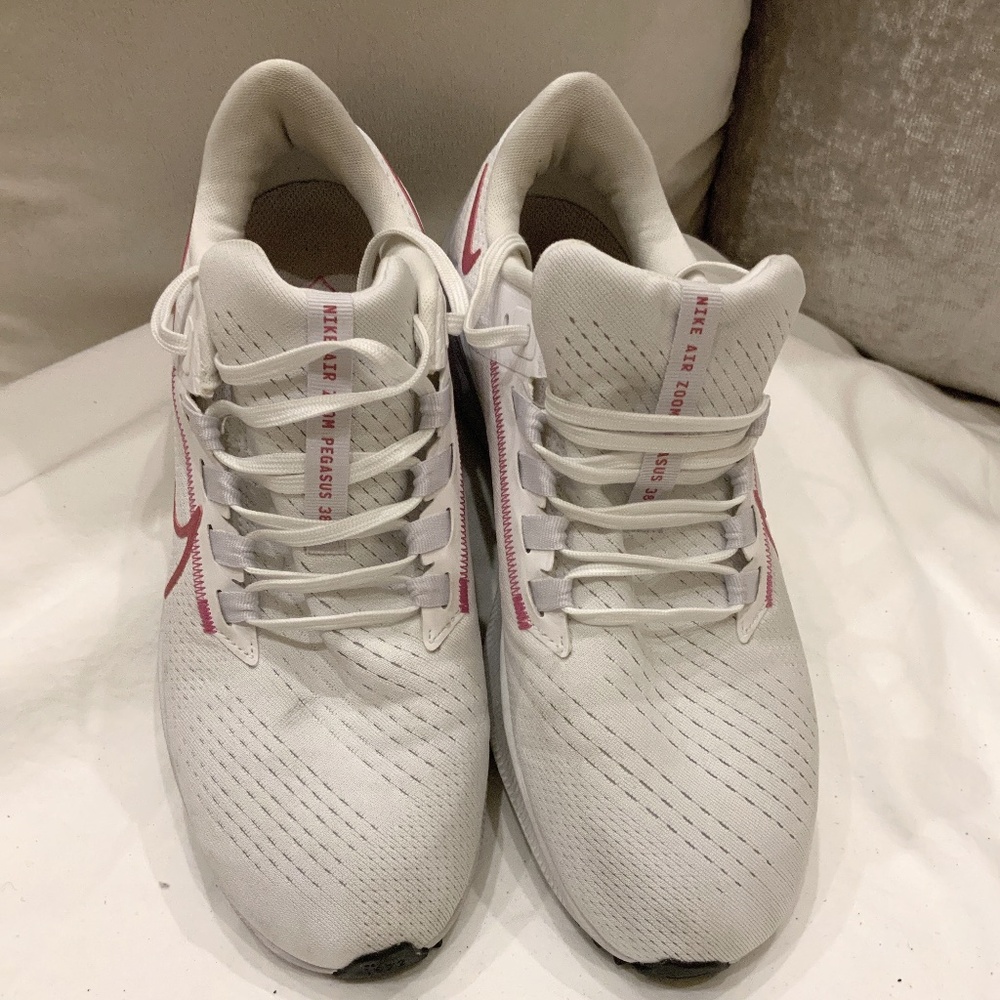 Nike Air Zoom Pegasus 38 women’s size 10m running shoe white &red